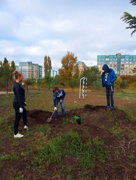 В одном из районов Кривого Рога жители города превратили "народные тропы" в официальные дорожки (ФОТО)