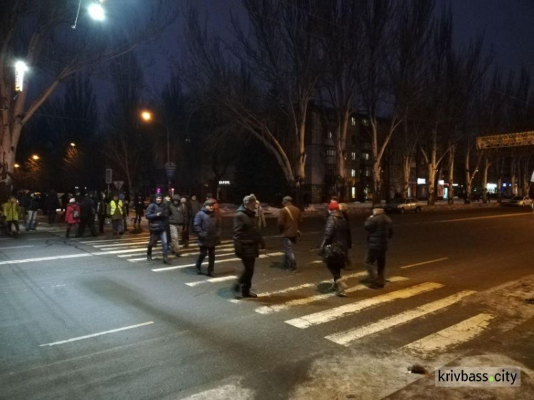 В Кривом Роге жители в знак протеста против подорожания проезда в маршрутках перекрыли дорогу (фото)