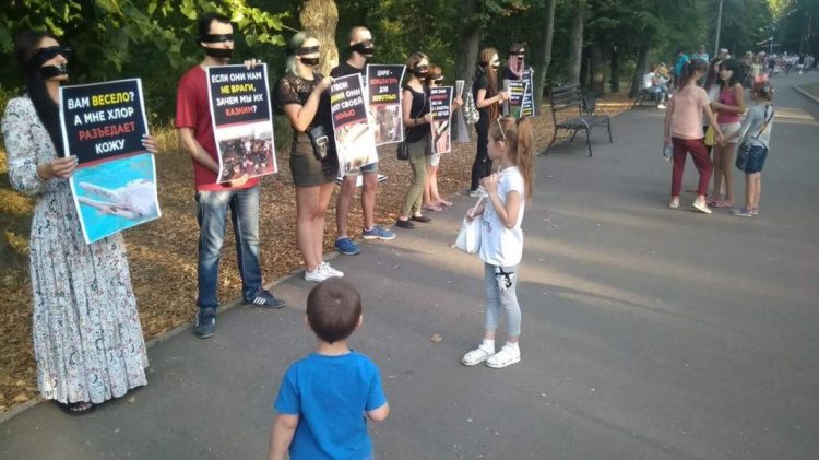 В Кривом Роге зоозащитники провели акцию против эксплуатации зверей (ФОТО)