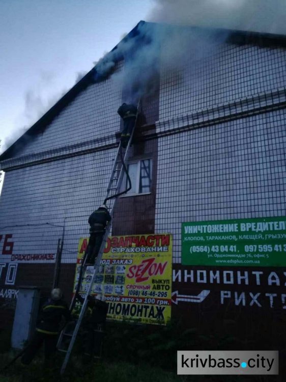 В Кривом Роге на СТО горели покрышки и крыша (ФОТО)