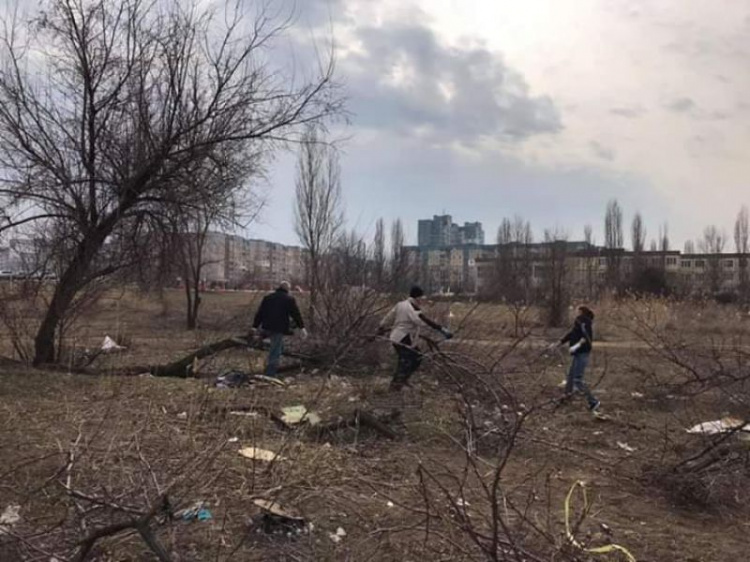 Криворожане организовались и провели субботник в своём районе (фото)