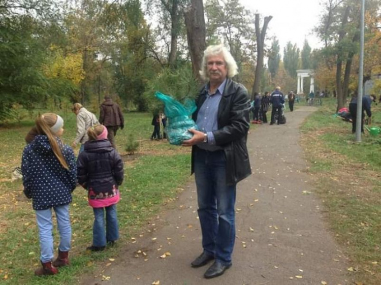 В Кривом Роге появилась сосновая аллея: в одном из парков города началась традиционная высадка деревьев (ФОТО)