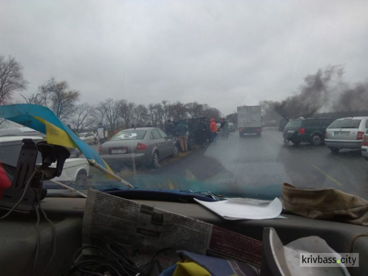 В Кривом Роге евробляхеры митингуют при въезде в город