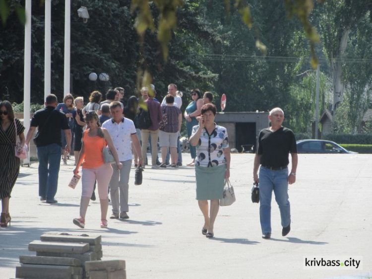 Под горисполкомом в Кривом Роге против "кадрово-управленческой импотенции" митингуют люди, сидящие без воды 6 дней (фото)