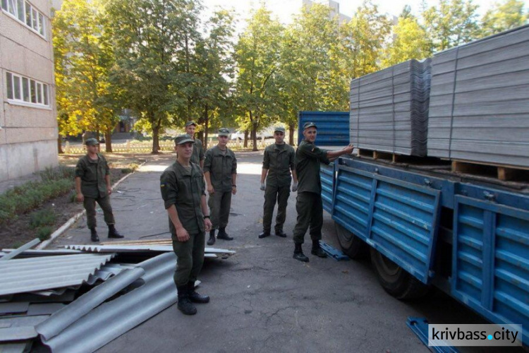 В Кривом Роге национальная гвардия помогает жильцам ликвидировать последствия смерча(ФОТО)