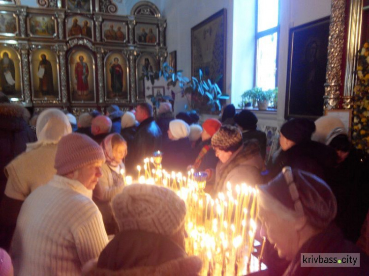 Православные горожане торжественно отмечают праздник святого Николая - небесного покровителя Кривого Рога (фото)