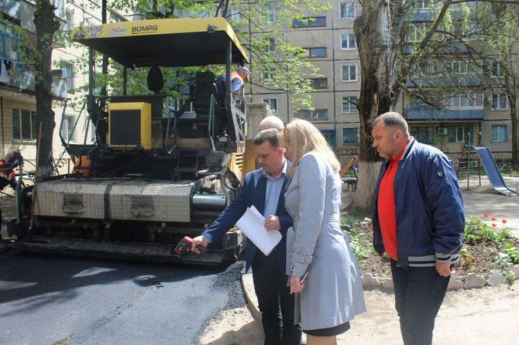 В Кривом Роге продолжают делать дороги и дворы домов (ФОТОФАКТ)