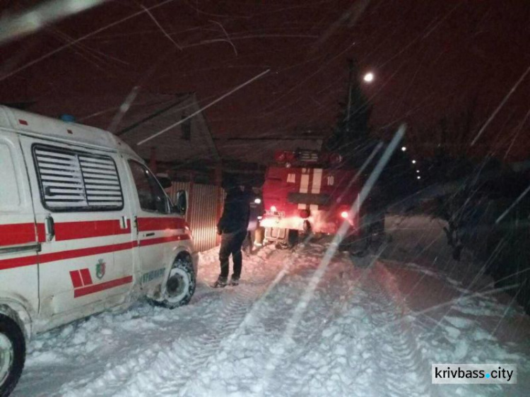 Спасатели Кривого Рога вытащили из снежного плена машину скорой помощи (ФОТО)