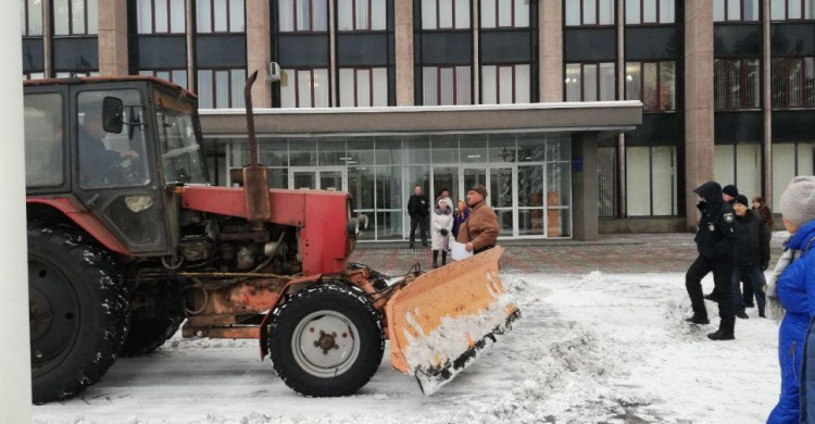 Ситуация накаляется: в Кривом Роге митингующих у стен горисполкома хотели счистить трактором (фото, видео)