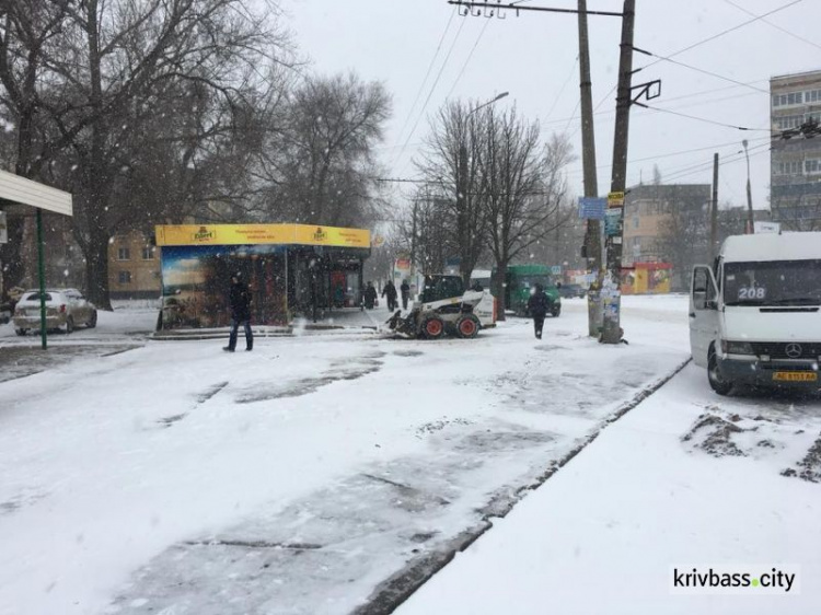 В Кривом Роге на борьбу с непогодой брошены 42 единицы спецтехники (ФОТО+ВИДЕО)