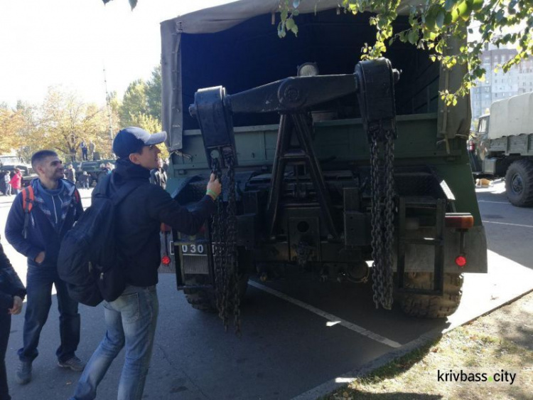 Танки, артиллерийские комплексы, минометы: в Кривом Роге проходит выставка военной техники (ФОТО)