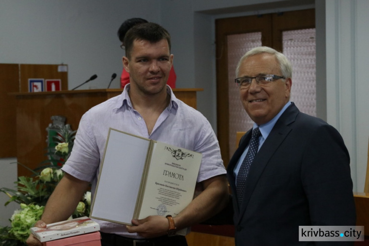 Ко Дню молодежи в городе наградили молодых ученых и активных криворожан (ФОТО)