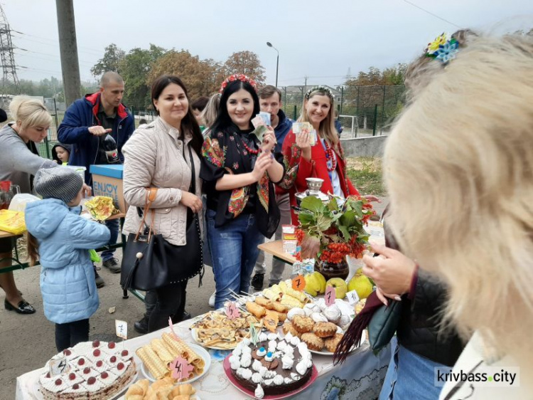 "От сердца к сердцу": в Криворожских школах начались традиционные осенние ярмарки (фото)