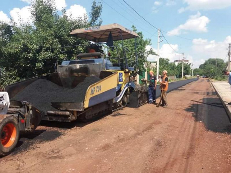 В одном из районов Кривого Рога во дворах жилых домов продолжают асфальтировать улицы (ФОТОФАКТ)