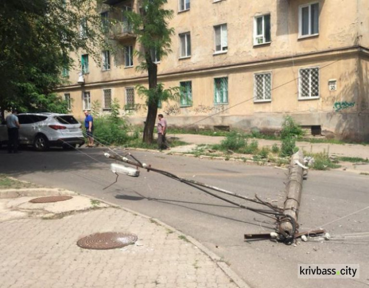 В Кривом Роге водитель совершил ДТП, а затем повалил столб (ФОТО)