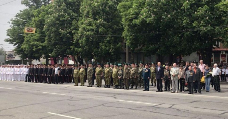 В Кривом Роге на параде учащиеся, которые маршировали в колонне, теряли сознание