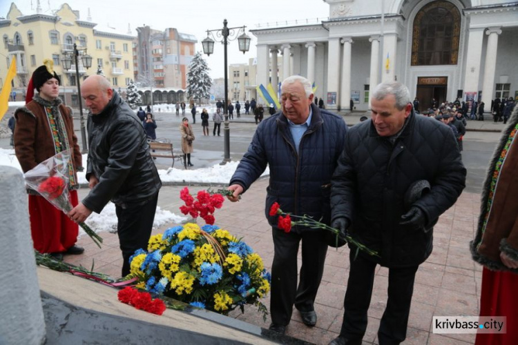 В День Соборности Украины криворожане собрались у памятника Великому Кобзарю (ФОТОФАКТ)