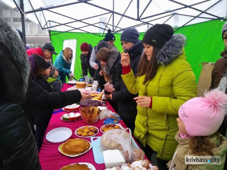 В Кривом Роге угощали блинами и сжигали чучело (ФОТО+ВИДЕО)