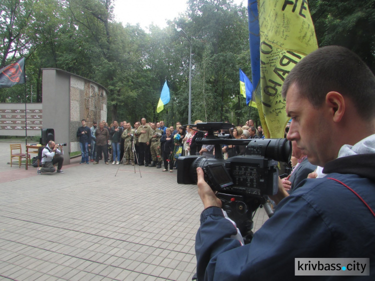 В Кривом Роге замкомбата стал на колени перед родственниками погибших под Иловайском (ФОТО)