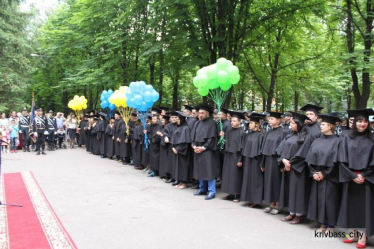 В Кривом Роге состоялся торжественный выпуск бакалавров ДЮИ (ФОТОФАКТ)