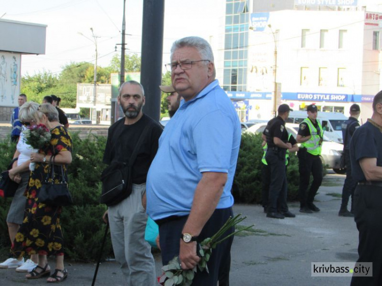 В Кривом Роге у стелы Героев жители города почтили память земляков, погибших под Иловайском (фото)