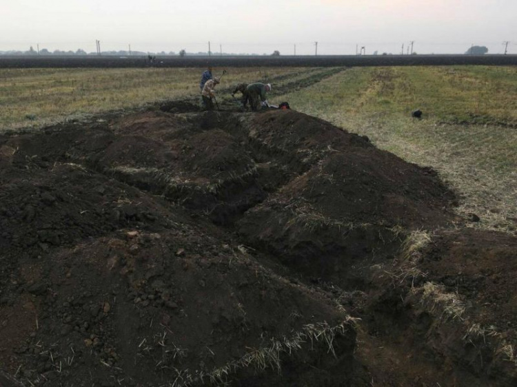 Волонтеры во время поисковой экспедиции под Кривым Рогом нашли останки четверых воинов (ФОТО)