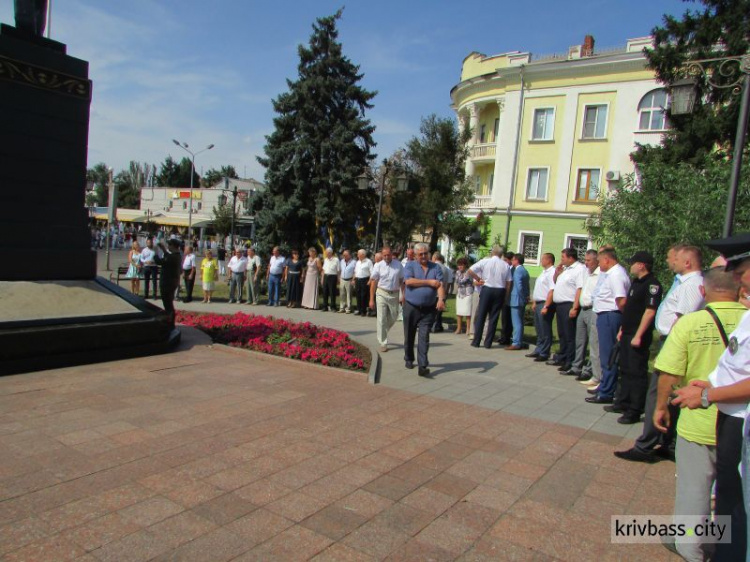 В Кривом Роге в День Государственного Флага состоялось мероприятие возле памятника Тарасу Шевченко (фото)