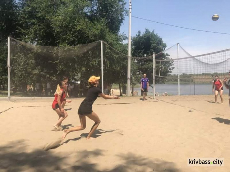 В Кривом Роге ко Дню конституции провели турнир по волейболу (ФОТОРЕПОРТАЖ)