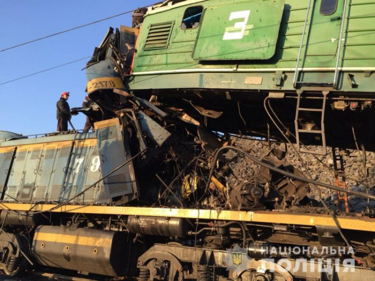 В Кривом Роге в результате столкновения локомотивов погибли люди (ФОТО)