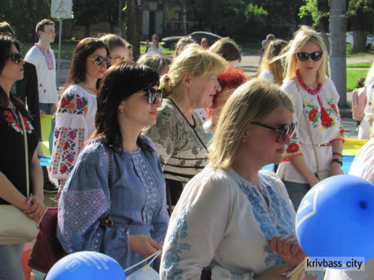 От мала до велика в национальной одежде: в Кривом Роге прошли парады вышиванок (фоторепортаж)