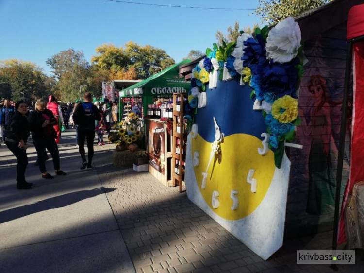 В национальных красках: в Кривом Роге появились новые цветочные часы (ФОТОФАКТ)