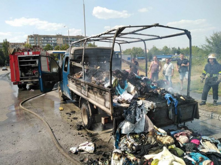 Во время движения на объездной дороге загорелся грузовой автомобиль