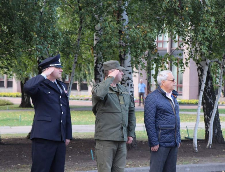 В Кривом Роге нацгвардейцам вручили сертификаты Донецкого юридического института (фото)