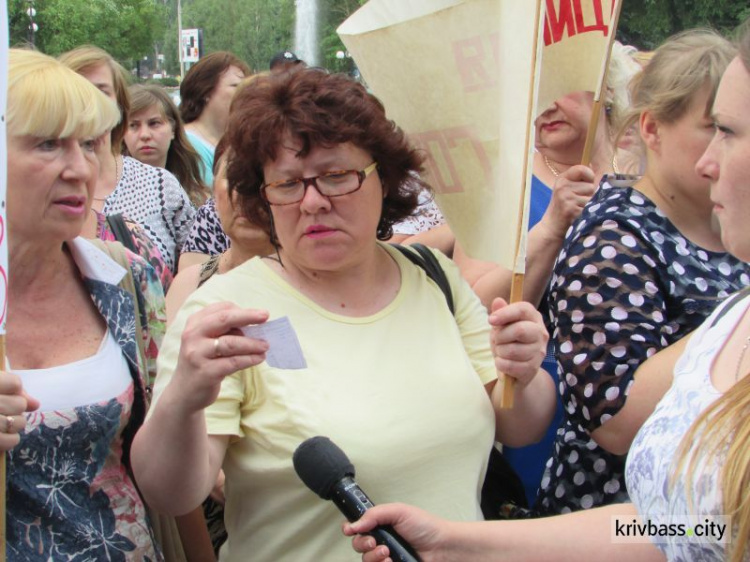 В Кривом Роге под стенами горисполкома медики требовали свою зарплату (ФОТО, ВИДЕО)