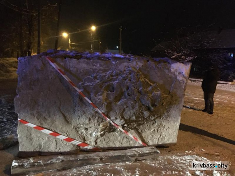 Опасный груз: в Кривом Роге на дорогу выпал камень весом 12 тонн (ФОТО)