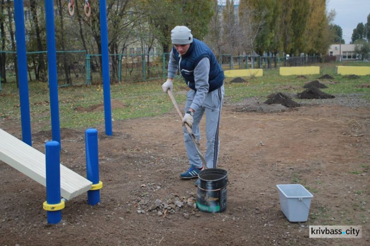 Жители микрорайонов Восточный-2,3 в Кривом Роге вышли на субботник (ФОТОРЕПОРТАЖ)