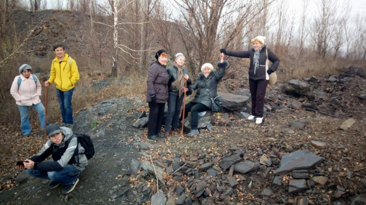 81-летняя жительница Кривого Рога вместе с единомышленниками высаживает лес на отвалах (ФОТО)