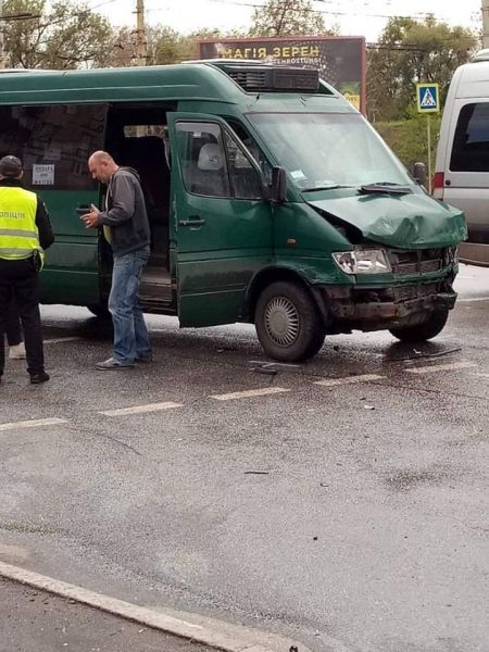 В Терновском районе Кривого Рога столкнулась маршрутка с легковым автомобилем (фото)