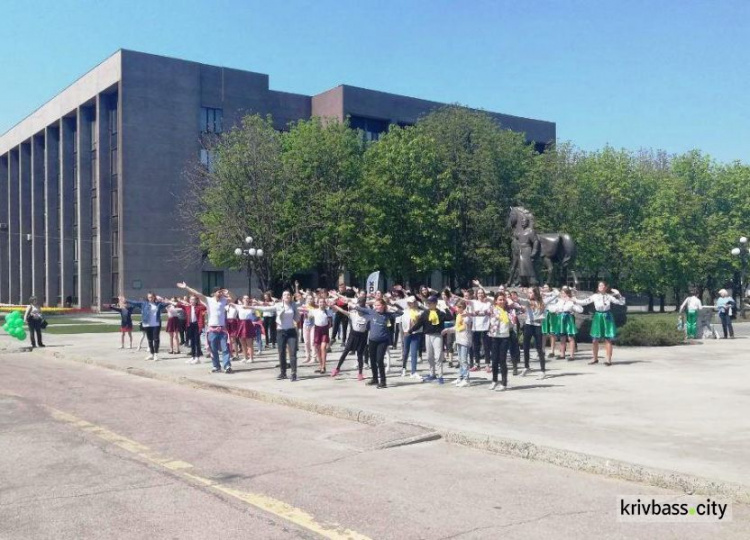 В центре Кривого Рога школьники устроили танцевальный экологический флешмоб (фото, видео)