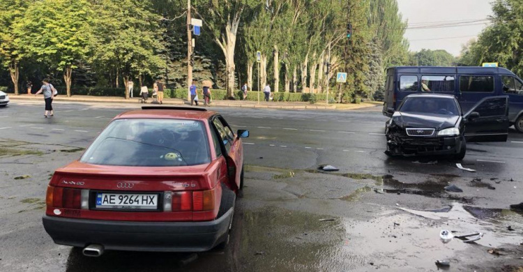 В результате аварии в Кривом Роге пострадали двое несовершеннолетних пассажиров (ФОТО)