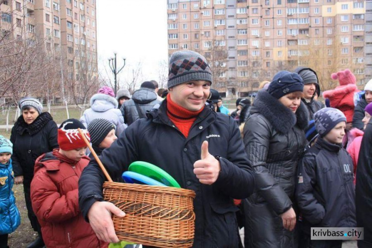 В Кривом Роге угощали блинами и сжигали чучело (ФОТО+ВИДЕО)