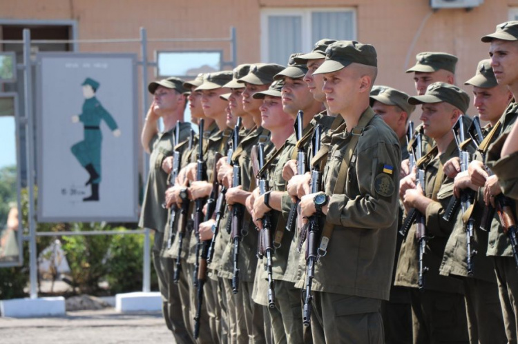 В Кривом Роге нацгвардейцам вручили личное оружие (фото)