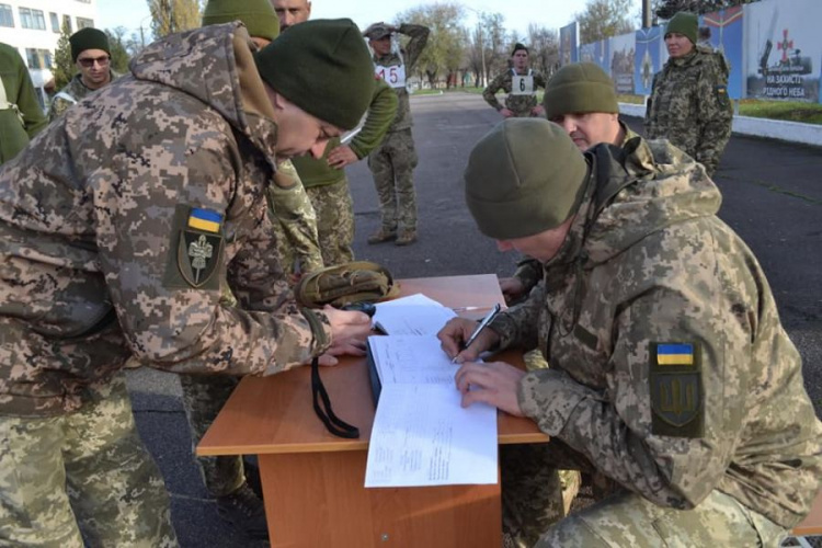 В 17 ОТБр Кривого Рога военнослужащие доказывали, насколько "здоров дух в их здоровом теле"