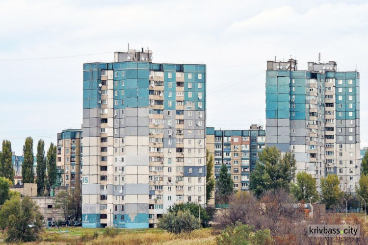 В Кривом Роге мужчина упал на землю, когда спускался с четвёртого этажа по простыням