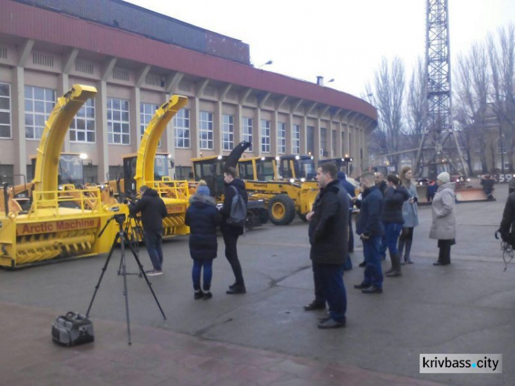 В Кривом Роге прошел парад снегоуборочной техники (ФОТОРЕПОРТАЖ)