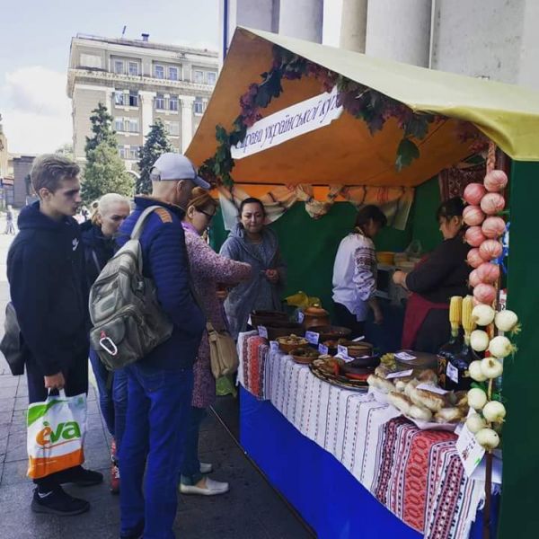 Немецкие сосиски, армянский шашлык: в Кривом Роге прошёл VIII Фестиваль национально-культурных общин (ФОТО)