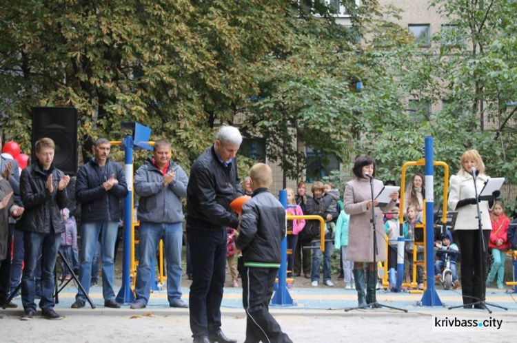 В микрорайоне Солнечный в Кривом Роге открылась тренажерная площадка (ФОТОФАКТ)