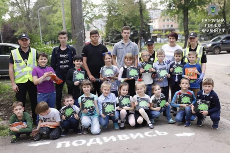 "Возьми ребёнка за руку": в Кривом Роге появились надписи для пешеходов (фото)