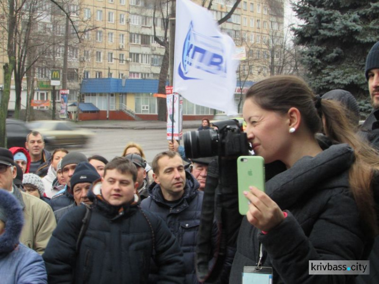 Крики, возмущения и переживания: в Кривом Роге митинговали сотрудники Кривбасспромводоснабжения