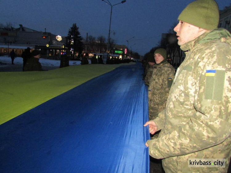 В Кривом Роге ко дню Соборности Украины растянули 100-метровый флаг (фото)